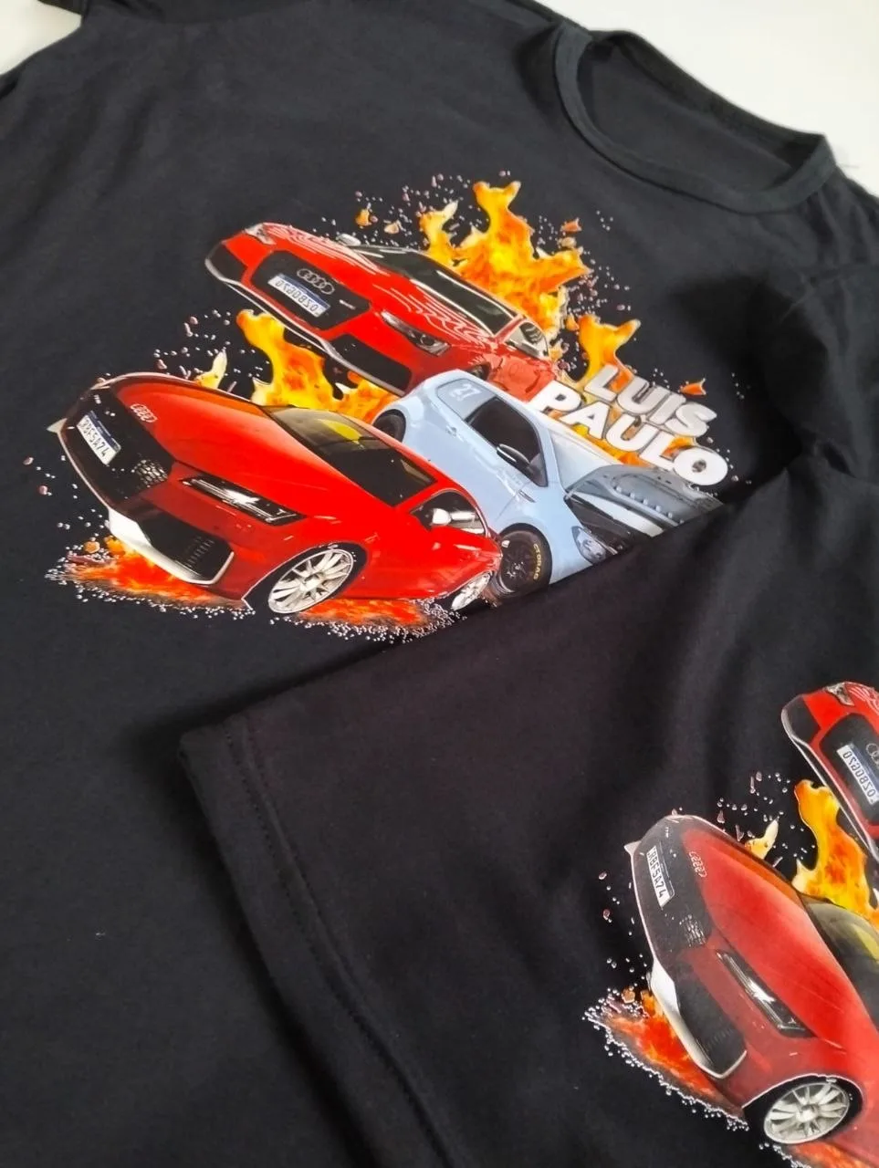 Camiseta preta com estampa colorida de carros para evento