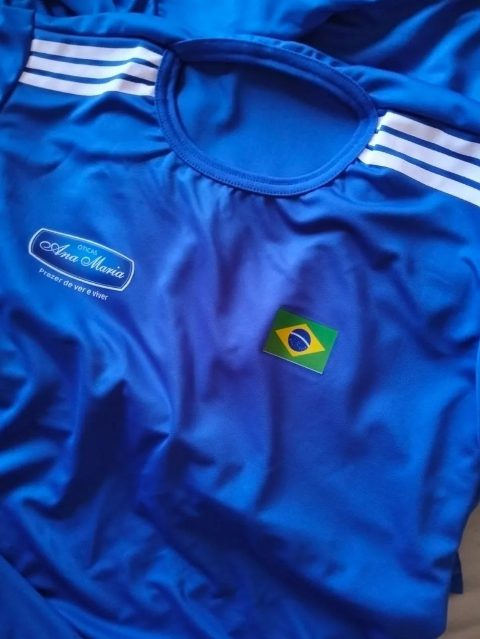 Camisa azul sublimada com bandeira do Brasil e logotipo aplicado, produzida pela Perfect Silk