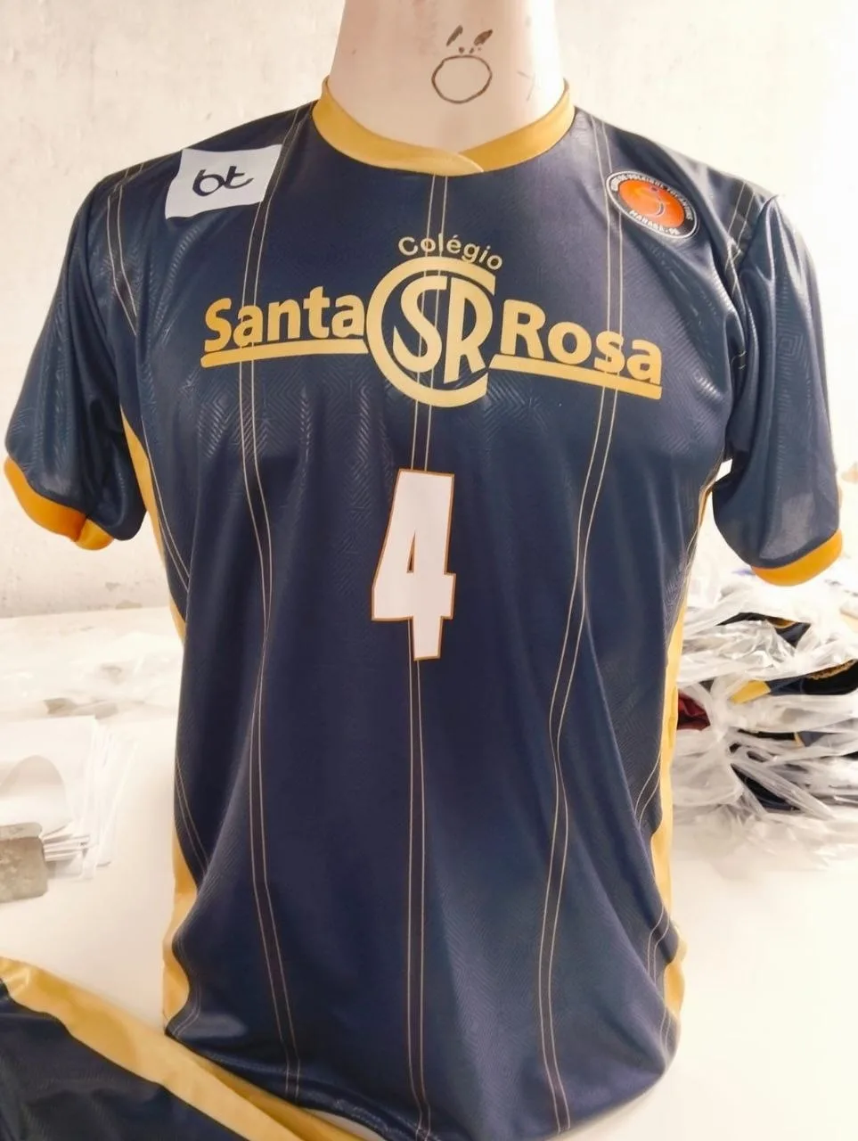 Camisa esportiva azul-marinho e dourada personalizada para equipe escolar